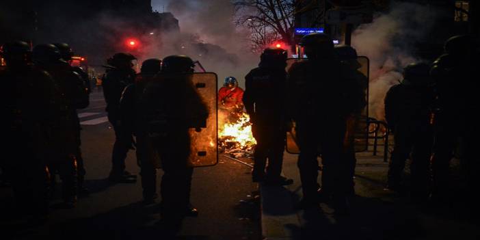 Fransa'da emeklilik öfkesi: Metro, iş, tabut!