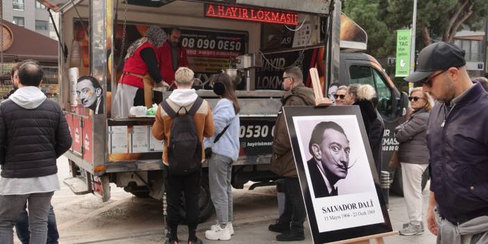 Kadıköy'de Salvador Dali için lokma dağıtıldı