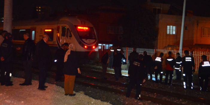 Raylardan geçiyordu, tren çarptı