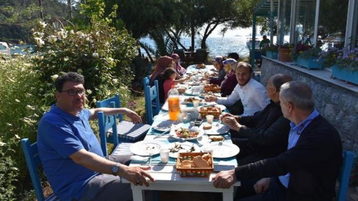 Çalışmak istemedikleri memurun ardından kurban kestiler