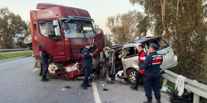 Karşı şeride geçen TIR, iki araca çarptı: 1 ölü