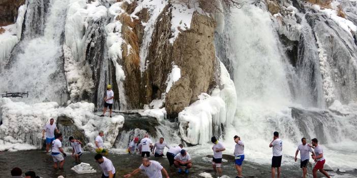 Donan Muradiye Şelalesi'nde yüzdüler, halay çektiler