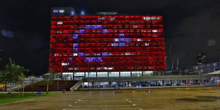 Tel Aviv Belediyesi Türk bayrağı ile aydınlatıldı