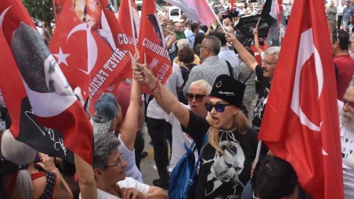 İzmir Marşı'ndan rahatsız olmuştu... Görevden alındı