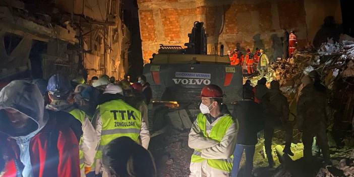 Hatay’da anne ve iki çocuğunun çıkarıldığı enkazdan, iki ses daha duyuldu