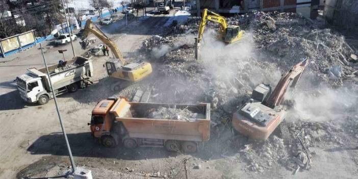 Deprem gönüllüsü acı tabloyu anlattı: Kepçeler insanların bedenini parçalıyor