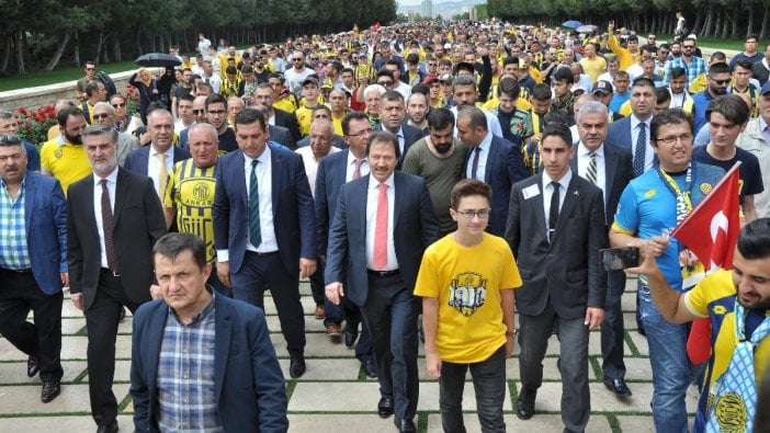 Ankaragücü kupasını Anıtkabir'e götürdü