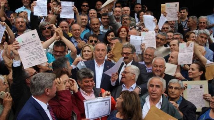 Muharrem İnce, mezun olduğu fakülte önünde diploma fotokopisini dağıttı