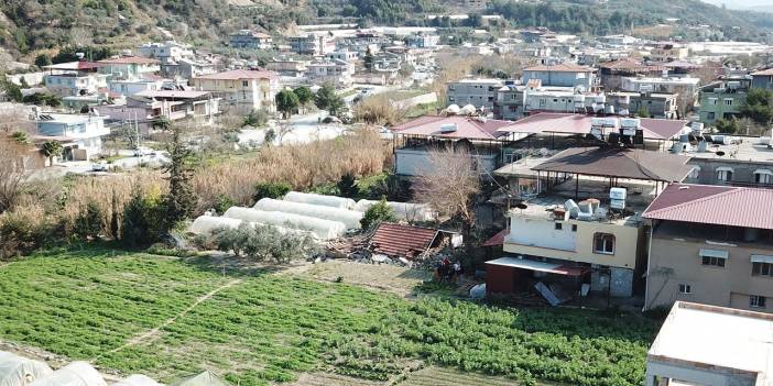 300 haneli mahallede tüm binalar hasarlı, çadır yok