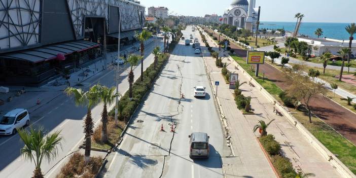 İlçede yollardaki yarık ve çatlaklar korkutuyor