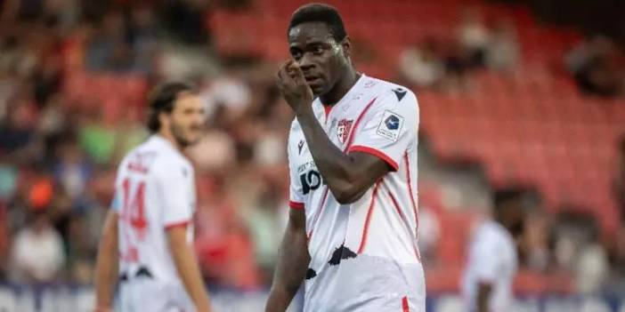 Eski Adana Demirsporlu Balotelli'nin forması yakıldı