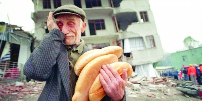 Düzce depreminin unutulmaz karesi... O foto muhabiri son depremde yakınlarını arıyor