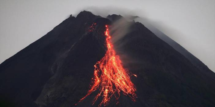 Korkutan anlar... Merapi Yanardağı yine patladı!