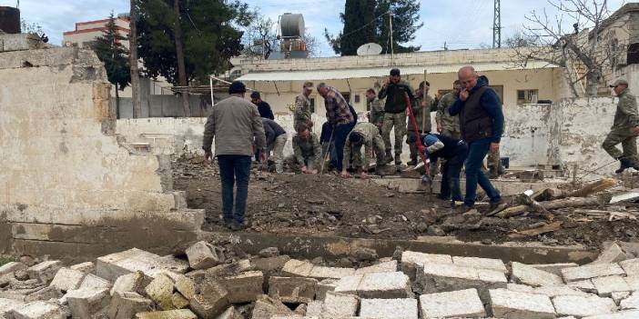 Depremde hasar gören tek katlı yapı çöktü: 1 ölü