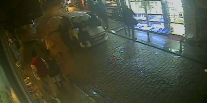 Beyoğlu'nda araç yayalara çarptı: Kaza kamerada