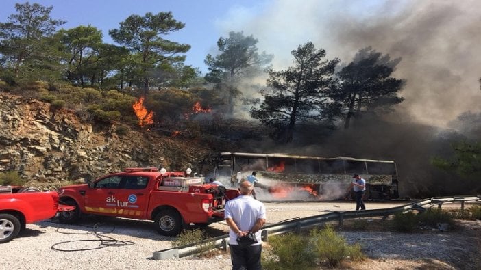 Muğla'da otobüste çıkan yangın ormana sıçradı