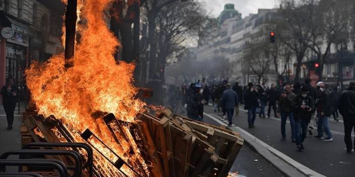 Fransa'da tansiyon düşmüyor: 1 kişinin parmağı koptu, 457 kişi gözaltına alındı