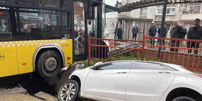 Korku dolu anlar! Halk otobüsü durağa çarptı