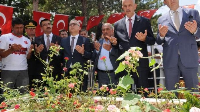 Şehit Ömer Halisdemir’in kabrine ziyaretçi akını