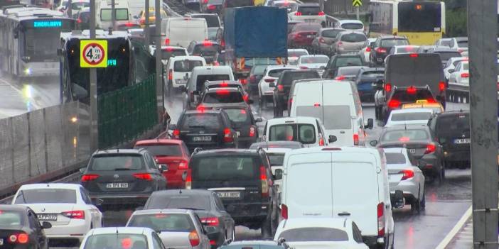 İstanbul'da yollar göle döndü: Trafik kilitlendi!