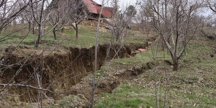 28 evden sadece 3'ü ayakta kaldı! Derinliği 3 metre...