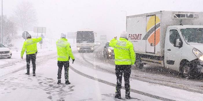 Karda TIR kaydı İstanbul Ankara yolu kapandı