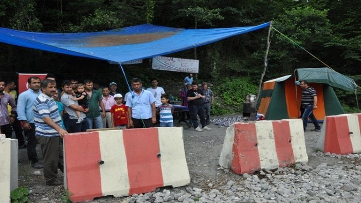 İşten çıkarılan 'maden işçileri' aileleriyle birlikte eylemde