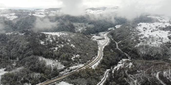 Bartın'da, Karadeniz sahil yolunda kar manzarası dronla görüntülendi