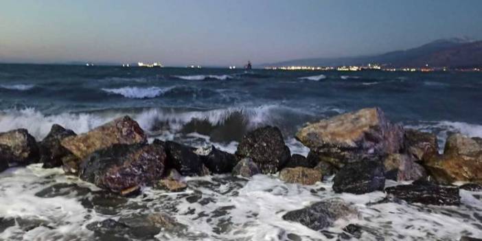 İskenderun'da deniz seviyesi yükselince kafe böyle sular altında kaldı