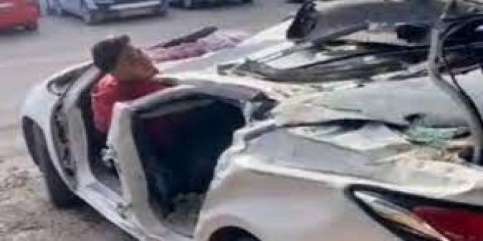 Depremde enkaz altında kalan ve ağır hasar alan arabayı böyle kullandı