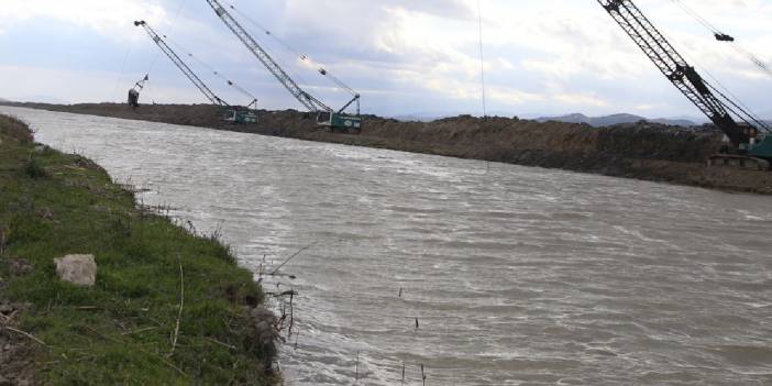 Depremler Asi Nehri'nin yatağını yerinden oynattı! Yeni kollara ayrılan Asi, taşkın riskine karşı temizleniyor