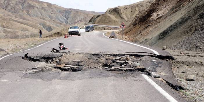 Köy yolu heyelan nedeniyle çöktü