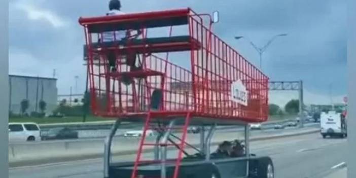 Dev alışveriş arabası tasarlayıp trafikte süren adam gündem oldu