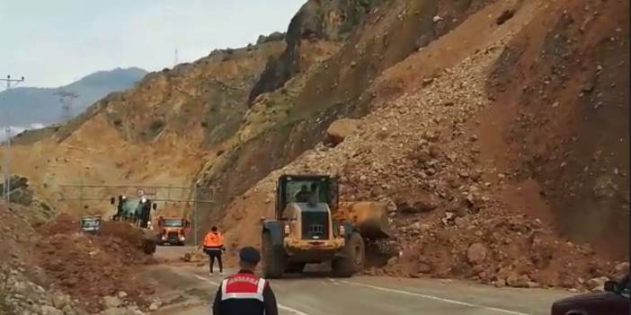 Artvin- Ardanuç kara yolunda heyelan