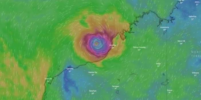 Halk marketleri boşaltmıştı, saatte 285 km hızla vurması beklenen kasırga karaya yaklaştı