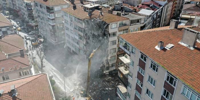 Bahçelievler'de korkunç bir sesle kolonları patlayan bina yıkıldı