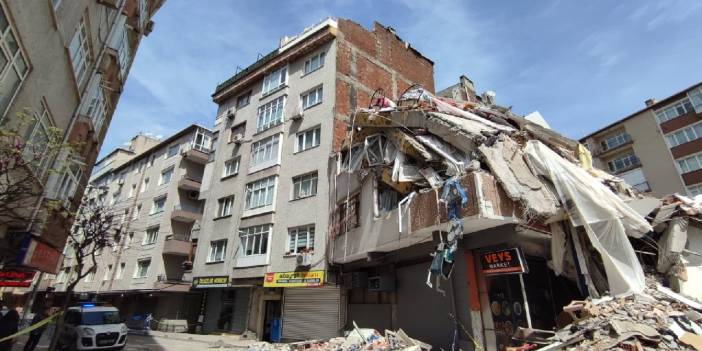 Bahçelievler'de yıkılan binanın bitişiğindeki 2 bina için de yıkım süreci başladı