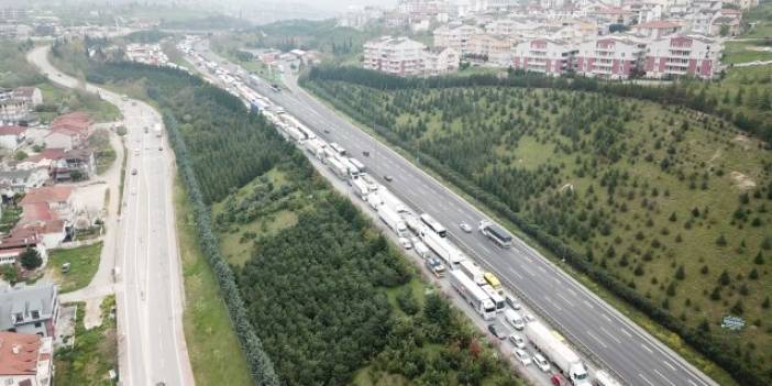 TEM'de trafiği kilitleyen kaza: İstanbul yönü kapandı