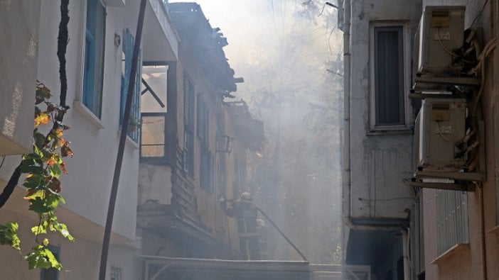 15 gün arayla metruk binada çıkan yangın mahalleliyi sokağa döktü