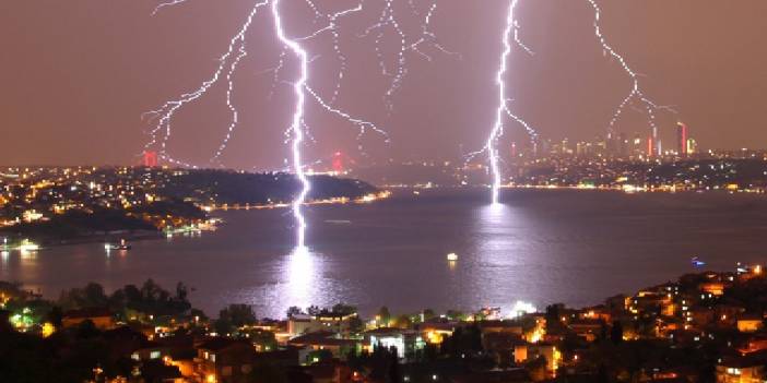 Meteoroloji Paylaştı: Şimşek Çakması Sırasında En Tehlikeli 6 Aktivite! Saçlarınız Dikilirse Dikkat!