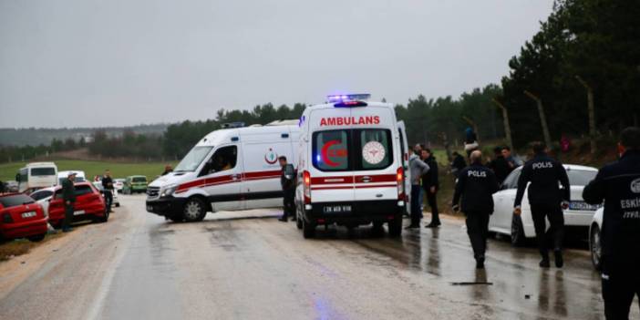 İşçi Servisi İle Otomobil Kafa Kafaya Çarpıştı: 2 Ölü, 17 yaralı