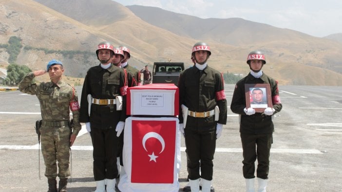 Yüksekova'daki saldırıda yaralanan polislerden biri şehit oldu