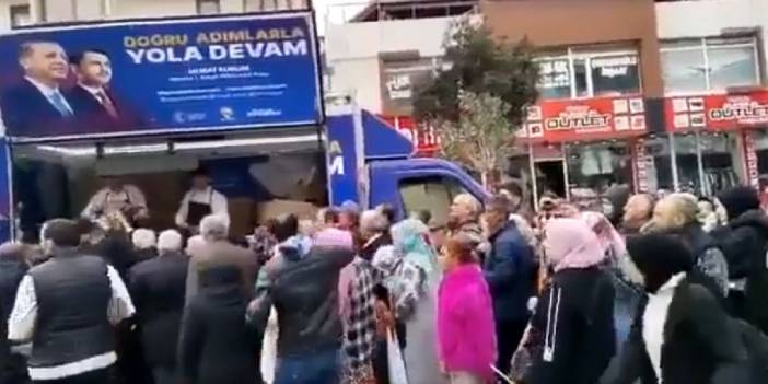 AKP, Sultanbeyli'de Yola Devam Pankartı Altında Bedava Ekmek Dağıttı: Aloo sıraya girin!