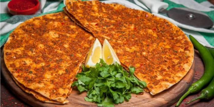 Lahmacunu evde yapabilirsiniz. Dışarıda yediğiniz lahmacundan farkı yok! Çıtır çıtır bir lahmacun tarifi...