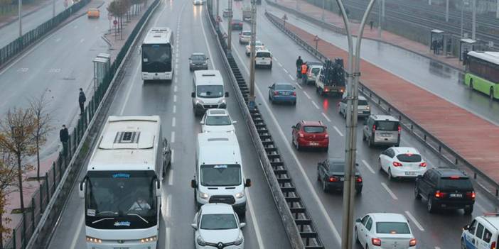 D-100 kara yolunun ortasına yatan kişi trafik yoğunluğu oluşturdu