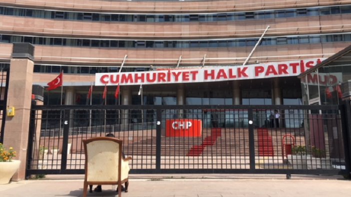 CHP Genel Merkezi önünde koltuklu eylem