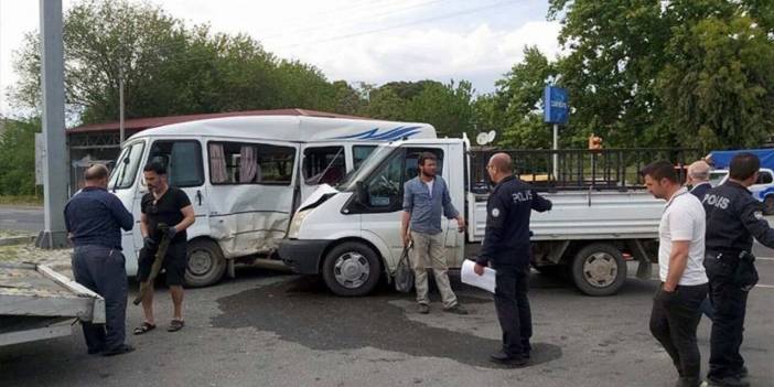 Öğrenci Servisi İle Kamyonet Çarpıştı: 13 yaralı