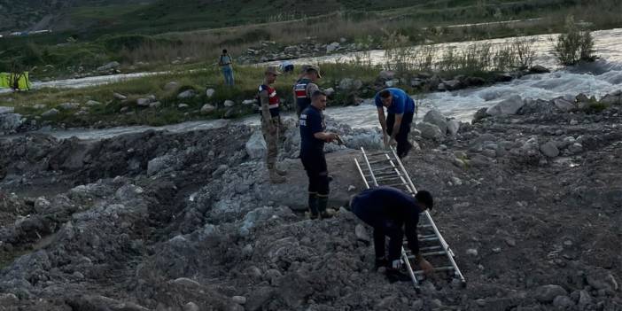 Su yükseldi, adacıkta böyle mahsur kaldılar