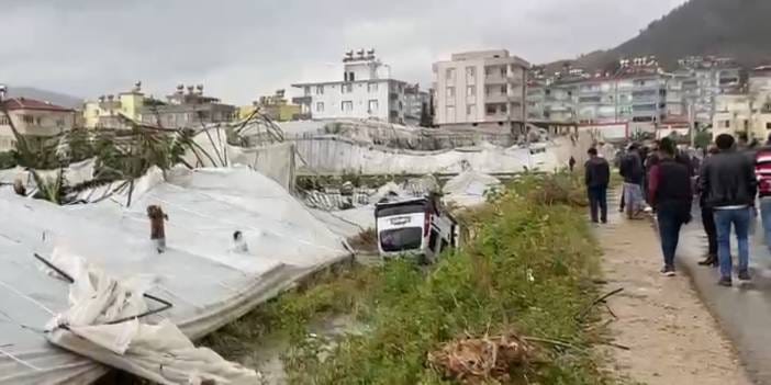 Mersin'de Kuvvetli Rüzgar, Seraları Yıktı
