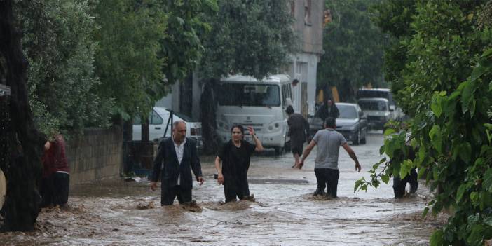 25 dakika sürdü, dereler taştı